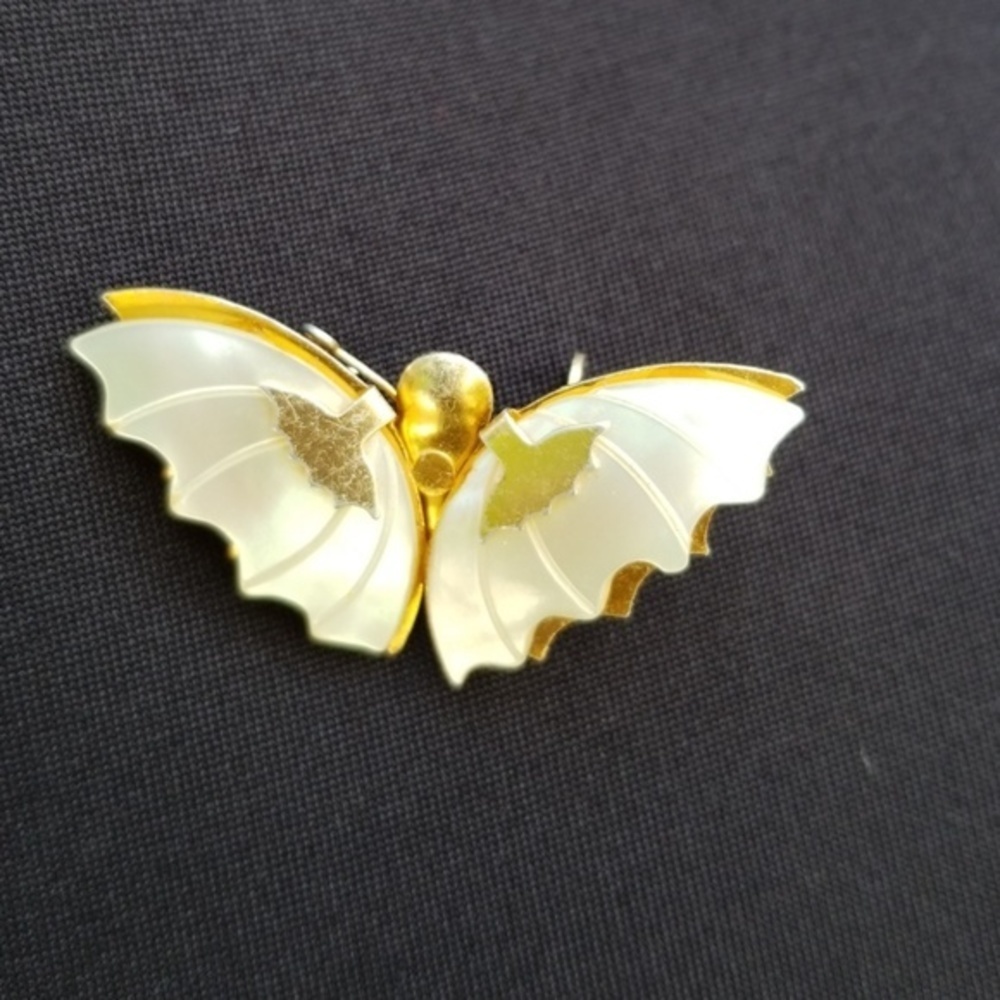 Vintage MOP‎ brooch